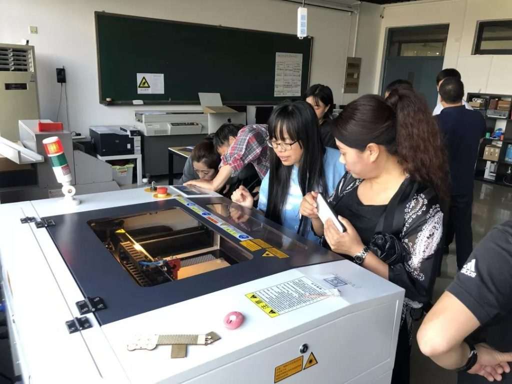 向培訓班的各個學員介紹了激光切割機的原理和操作、激光切割軟件的設計方法和操作。